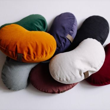 Kolekcja poduszek WellB w kształcie fasoli w różnych kolorach: pomarańczowy, zielony, granatowy, bordowy, czarny, jasnoszary, beżowy i śliwkowy.